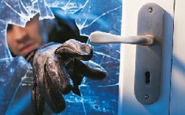 Joias, computador e R$ 2,3 mil são furtados de casa arrombada em Avaré