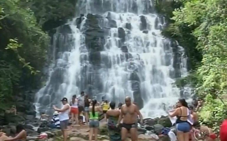 Turistas aproveitam feriado tomando banho em Águas de Santa Bárbara