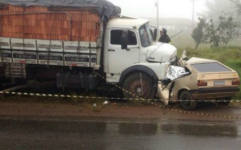 Motorista morre após bater de frente com carreta em Angatuba
