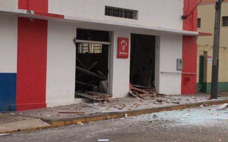Criminosos invadem agência e explodem caixas em Taguaí