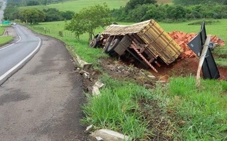 Caminhão com tijolos sai da pista e tomba em rodovia de Piraju
