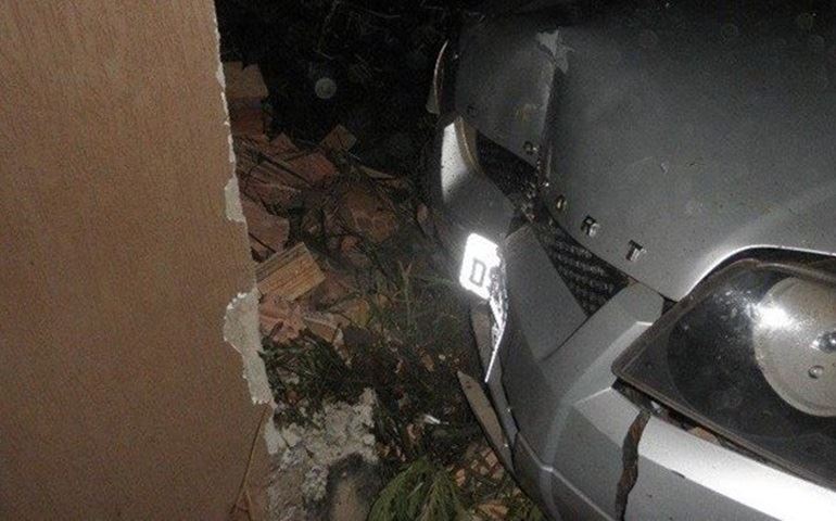 Motorista bêbado perde o controle e bate em muro Manduri, diz polícia