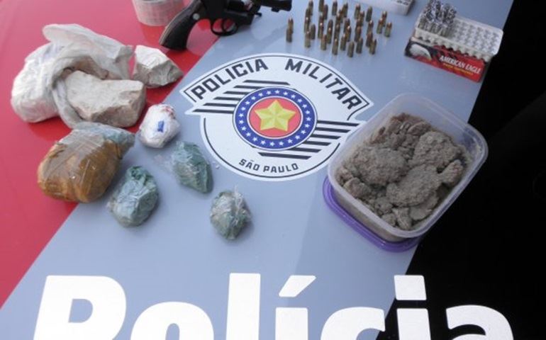 POLICIAIS DE CERQUEIRA CESAR FAZEM APREENSÃO DE DROGAS E ARMA