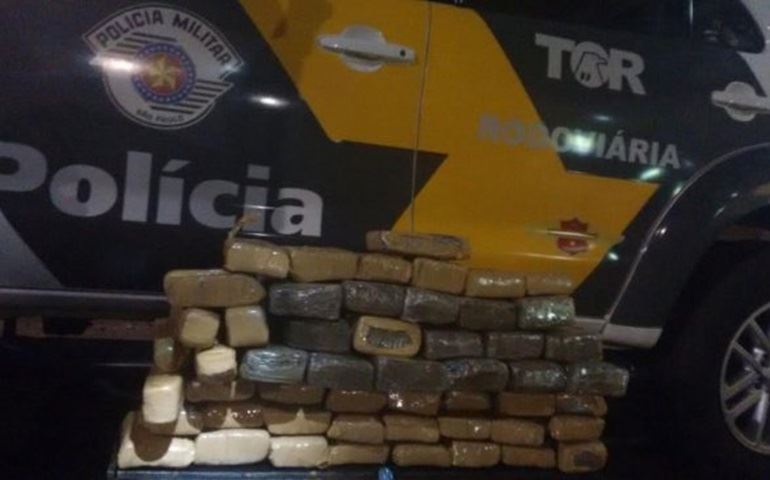 POLICIAMENTO RODOVIARIO APRENDE 43,800 Kg de MACONHA