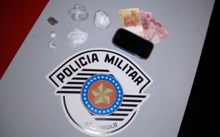 POLÍCIA MILITAR PRENDE UMA MULHER PELO CRIME DE TRÁFICO DE DROGAS NA CIDADE DE AVARÉ