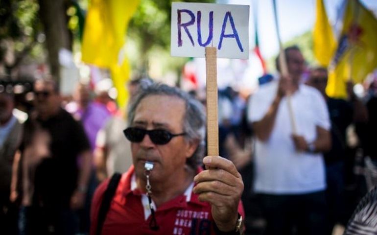 Manifestantes ocupam ruas de São Paulo contra fechamento de escolas estaduais