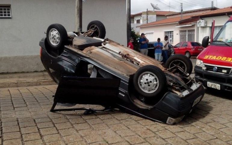 Para evitar acidente, motorista desvia e capota carro em Avaré