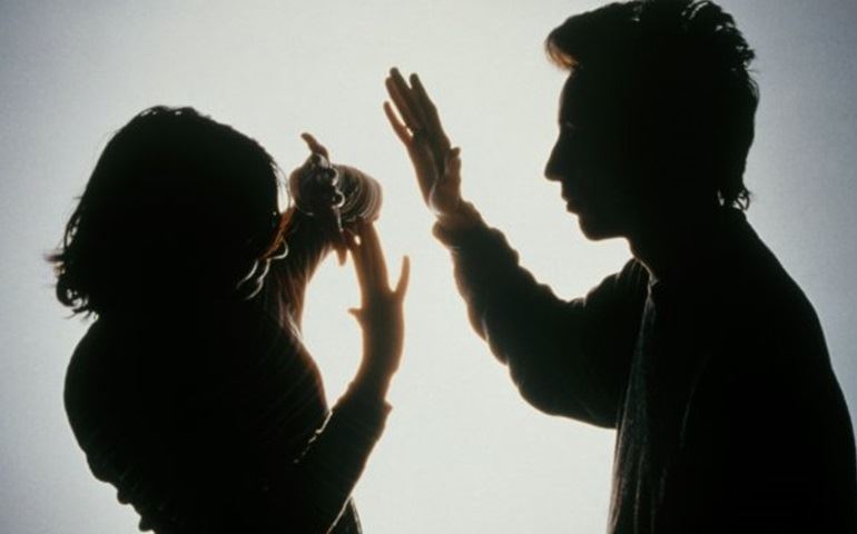 Homem bêbado bate na filha e na mulher e acaba preso em Manduri