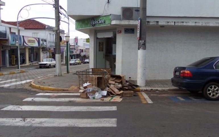 Quem passa na R. Rio G. do Sul, esquina com R. S. Paulo pensa que alí é um depósito de reciclagem.