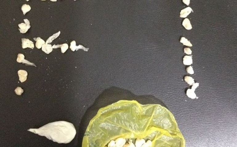 Uma mulher tentou engolir 46 pedras de crack após ser flagrada com a droga em Avaré (SP) na noite de