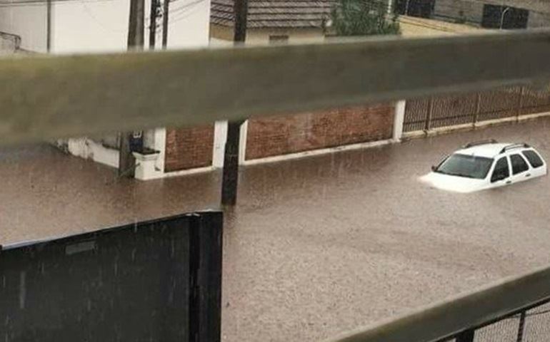 Chuva alaga rua e deixa carro submerso no Centro de Avaré