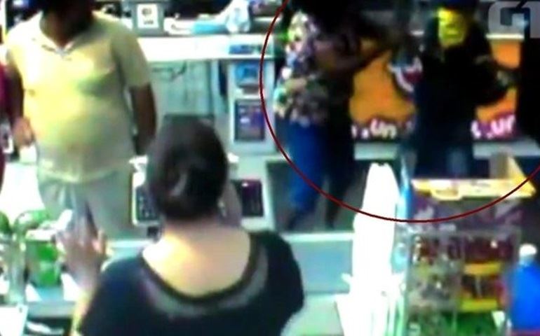 Idosa reage e agride assaltante com bolsa em mercado de Avaré; vídeo
