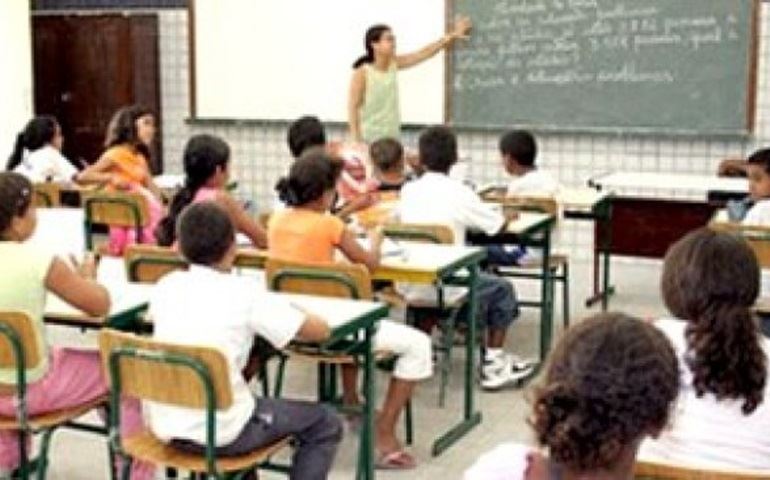 O piso nacional da carreira de professor da educação básica foi reajustado para R$ 1.697 