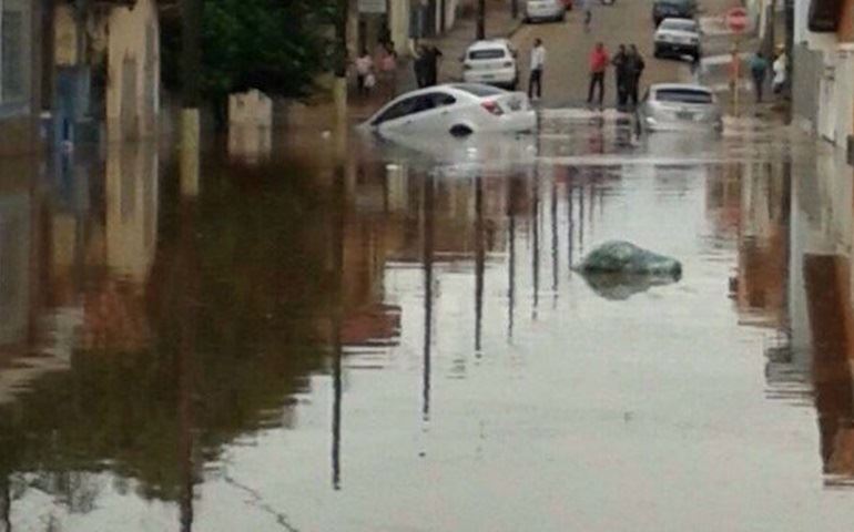Chuva forte provoca alagamento em ruas no Centro de Avaré
