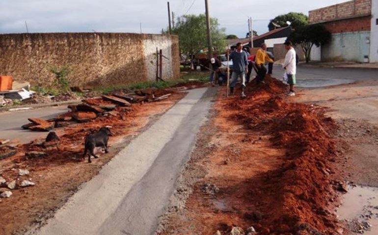 Prefeitura constrói sarjetões para escoamento de água no Tropical