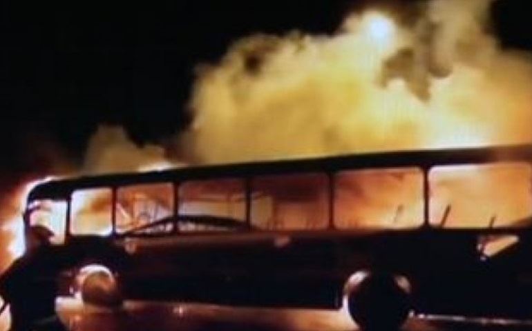 Ônibus da viação Garcia pega fogo durante viagem na Rodovia Castello Branco próximo a Avaré.