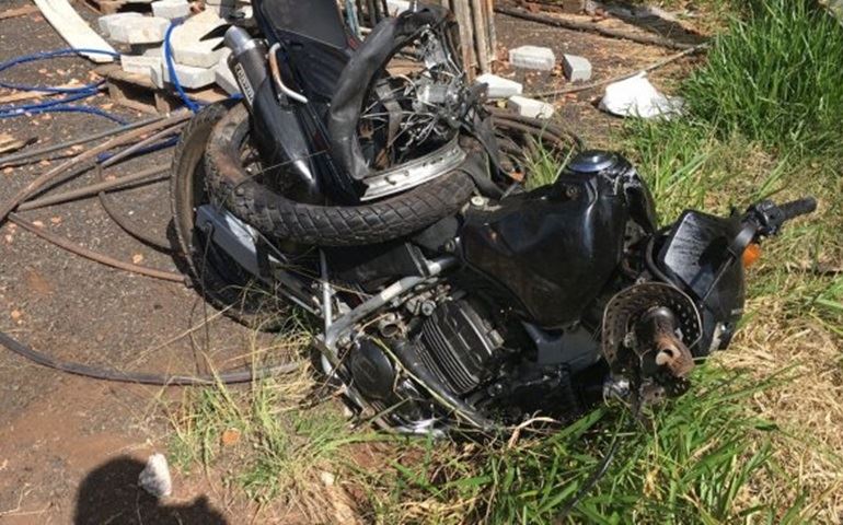 Acidente entre carro e moto deixa três mortos em rodovia de Cerqueira César