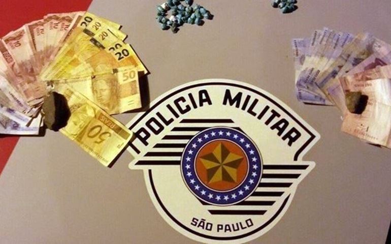 'Casal do tráfico' é preso com 44 pedras de crack e dinheiro em Itaí