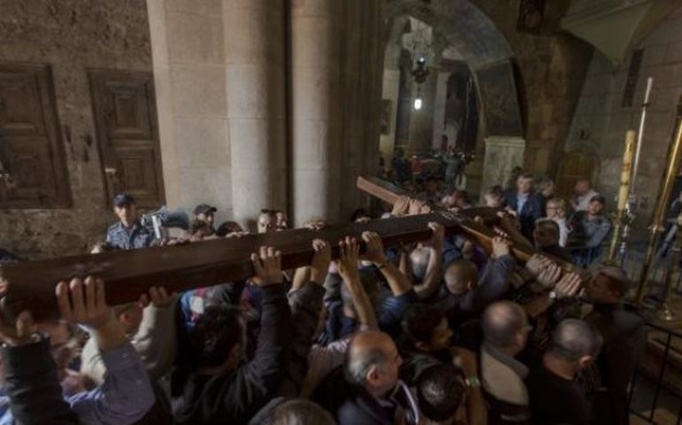 Centenas de católicos comemoram Paixão de Cristo em Jerusalém