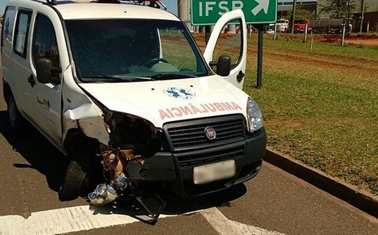 Ambulância com pacientes é atingida por carro em rodovia de Avaré