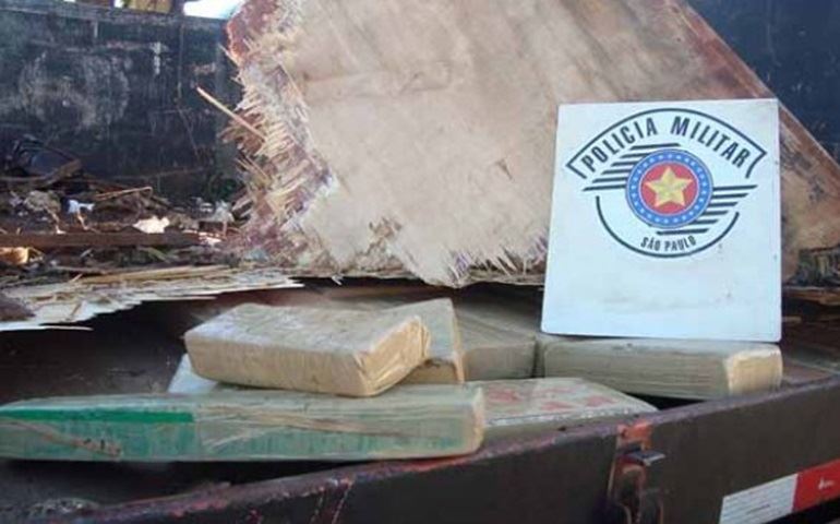  Polícia de Assis acha meia tonelada de maconha em fundo falso de caminhão de sucata