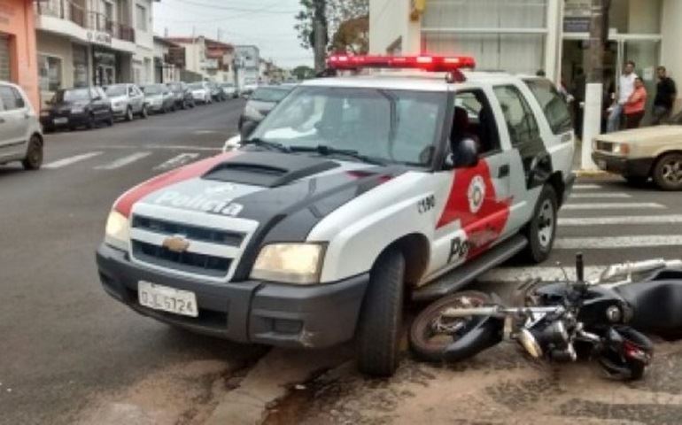 Motociclista bate em carro da polícia em Avaré (SP) durante fuga
