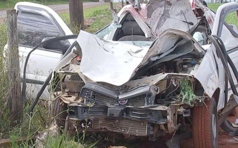 Motorista e passageiro morrem após carro atingir cavalo em rodovia