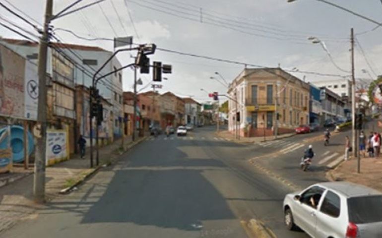 Mulher é assaltada em cruzamento de avenidas em Botucatu