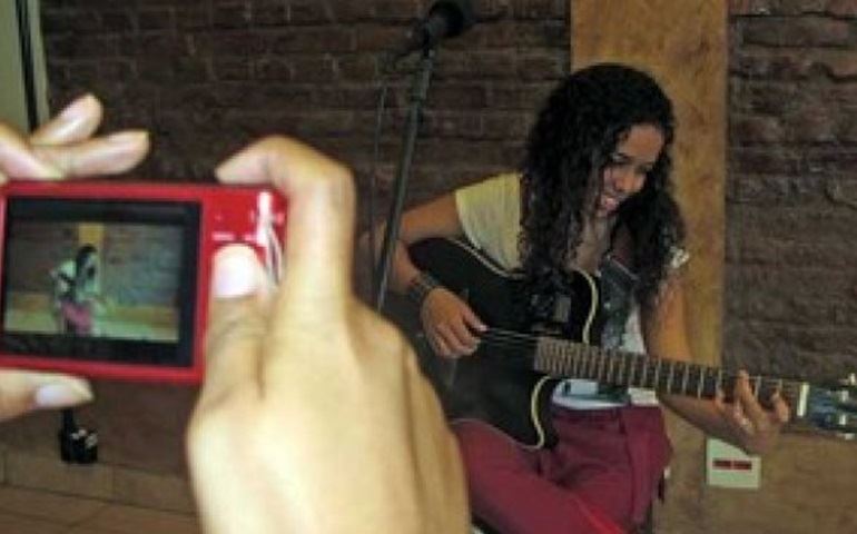 Cantora Suellen Luz faz show com entrada grátis em Taquarituba