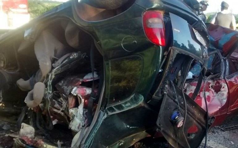 Carro 'entra' em veículo capotado e deixa mortos em rodovia de Taguaí