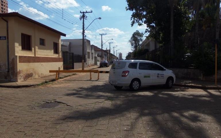 Carro oficial do Conselho Tutelar de Avaré é flagrado estacionado de uma forma totalmente  irregular