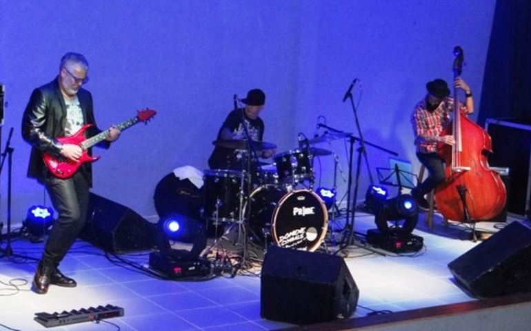 Guitarrista Tomati empolga público em Avaré