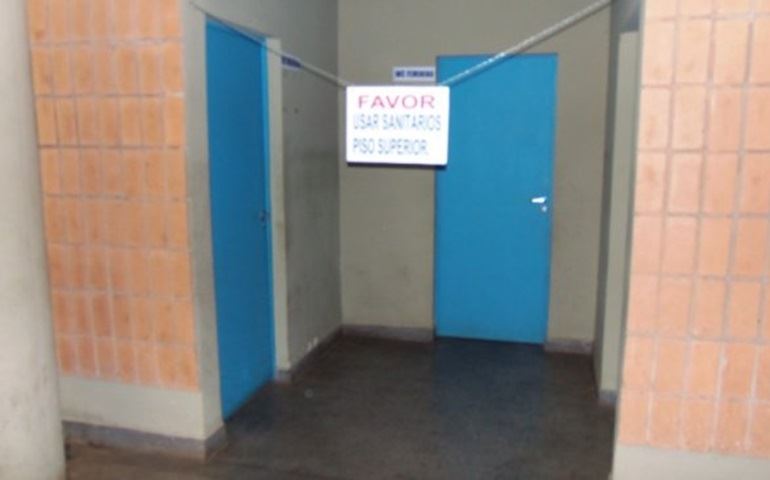 Administrador do Terminal Rodoiário de Avaré não permite o uso do banheiro novo.