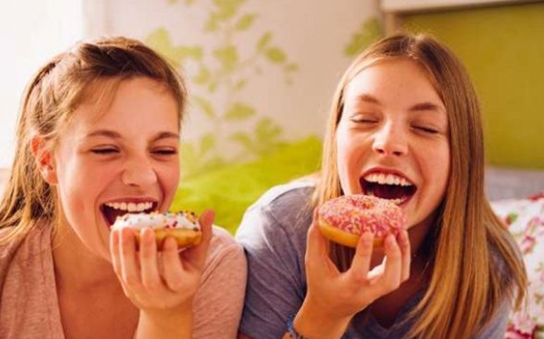 Quase 30% dos jovens brasileiros consomem doce em excesso, diz pesquisa