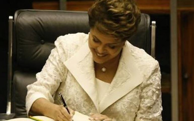 Dilma assina decreto para permitir migração de rádios AM para FM