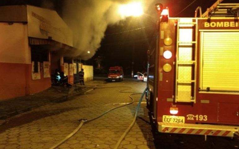 Mercado fica destruído após incêndio no Jardim Brasil em Avaré
