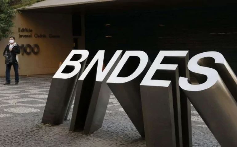 Perigo à vista: Câmara muda a lei das estatais para que político petista possa assumir o BNDES