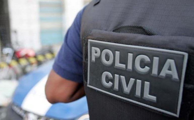 Policiais civis são presos acusados de cobrar 'mesada' de comerciantes