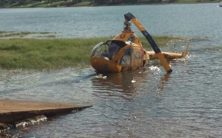 Helicóptero cai na represa de Avaré