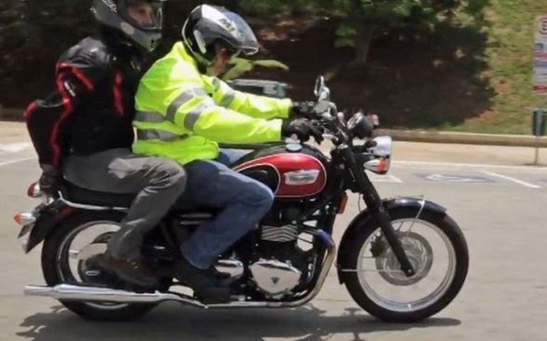Motociclistas devem ficar atentos ao uso correto do capacete