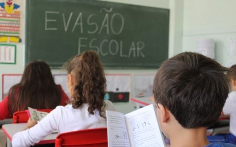 Governo quer localizar 1,6 milhão de estudantes que deixaram a escola em 2015