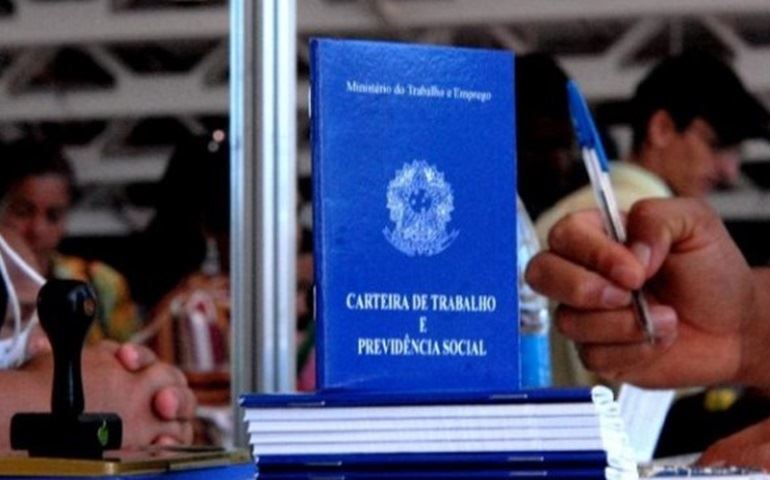 Brasil perde 1,367 milhão de vagas com carteira no período de um ano