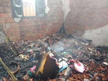 Mulher diz que incêndio que destruiu casa foi provocado pelo ex: 'Me ameaça sempre'