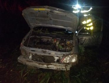 Cinco pessoas ficam feridas após carro bater em árvore em rodovia de Itaí