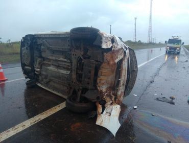 Motorista perde controle de carro e capota em rodovia de Águas de Santa Bárbara