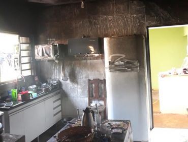 Móveis ficam destruídos após casa pegar fogo em Avaré