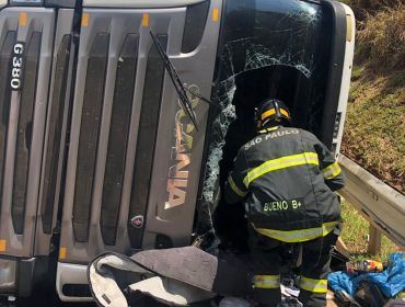 Caminhoneiro tem ferimentos graves após veículo tombar em rodovia de Itaí