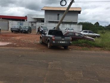 Motorista passa mal e colide carro contra poste em Avaré