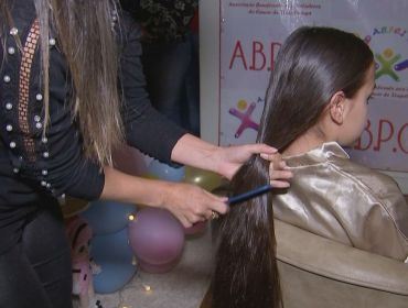 Menina de 9 anos corta cabelo e pede como presente de aniversário doar para paciente com câncer