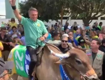 Na reta final de campanha, Bolsonaro vai a um dos últimos redutos do PT e faz história (veja o vídeo